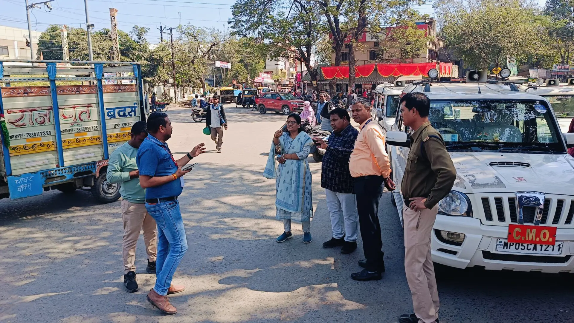 CMO came on the road to remove encroachment, City Magistrate and Tehsildar were also present